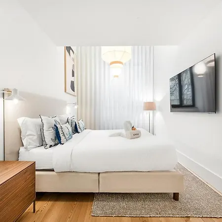 Unique Luxury And Quiet In Location *