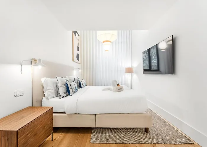 Unique Luxury And Quiet In Location *