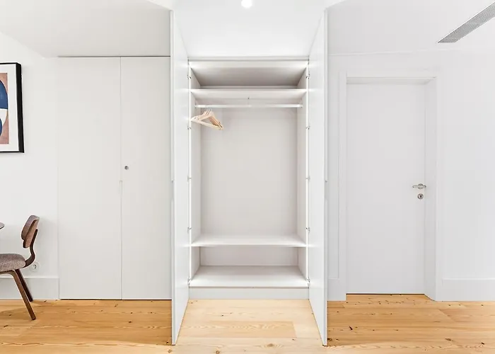 Unique Luxury And Quiet In Location *